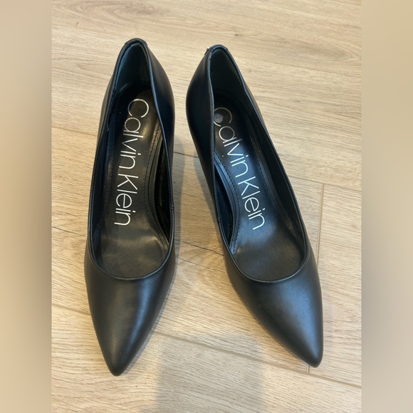 Calvin Klein Women’s Heels Black Pumps Size 7 M Shaye 2 Synthetic 3” Stiletto - Picture 2 of 9